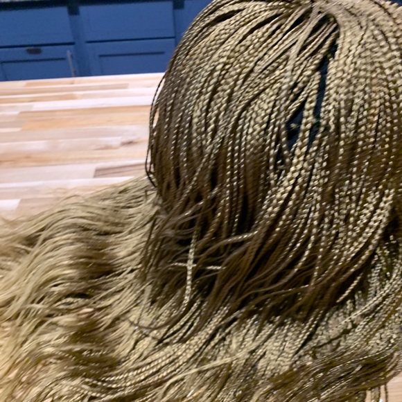 Gorgeous Micro Conroe wig - Picture 5 of 7